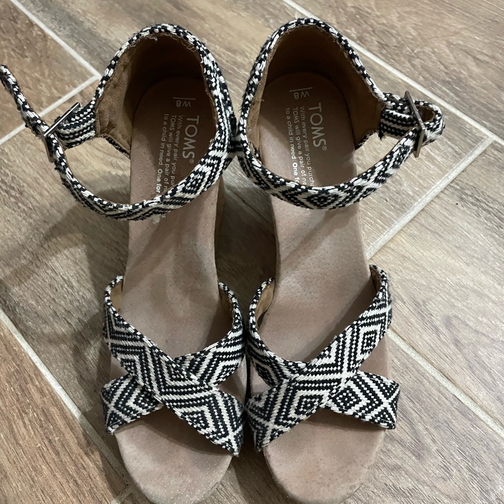 TOMS Women's Geometric Black and White Sandals